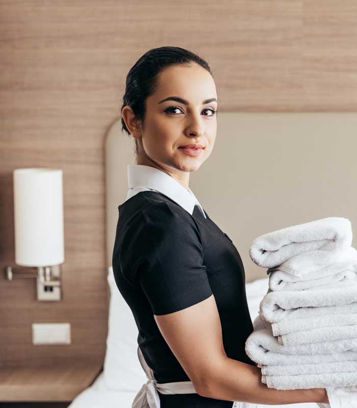 Zimmermädchen / Housekeeping-Kraft, lächelnd